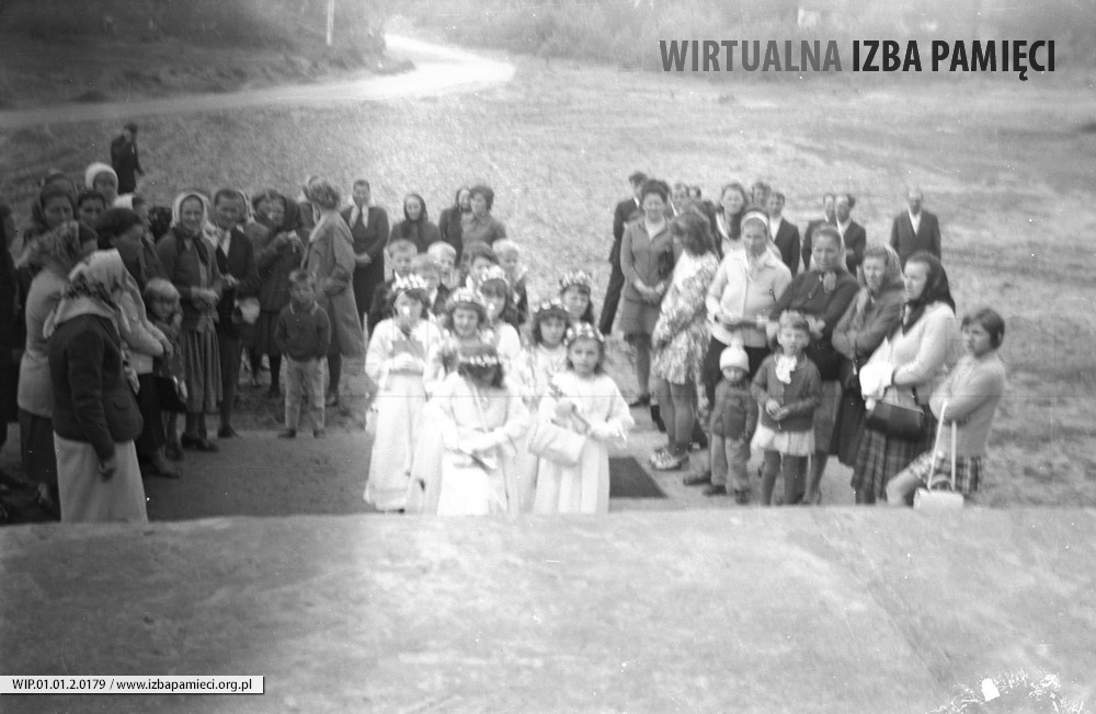 1971. Dzieci oczekujące przed schodami kościoła pw. Niepokalanego Serca NMP w Mołodyczu