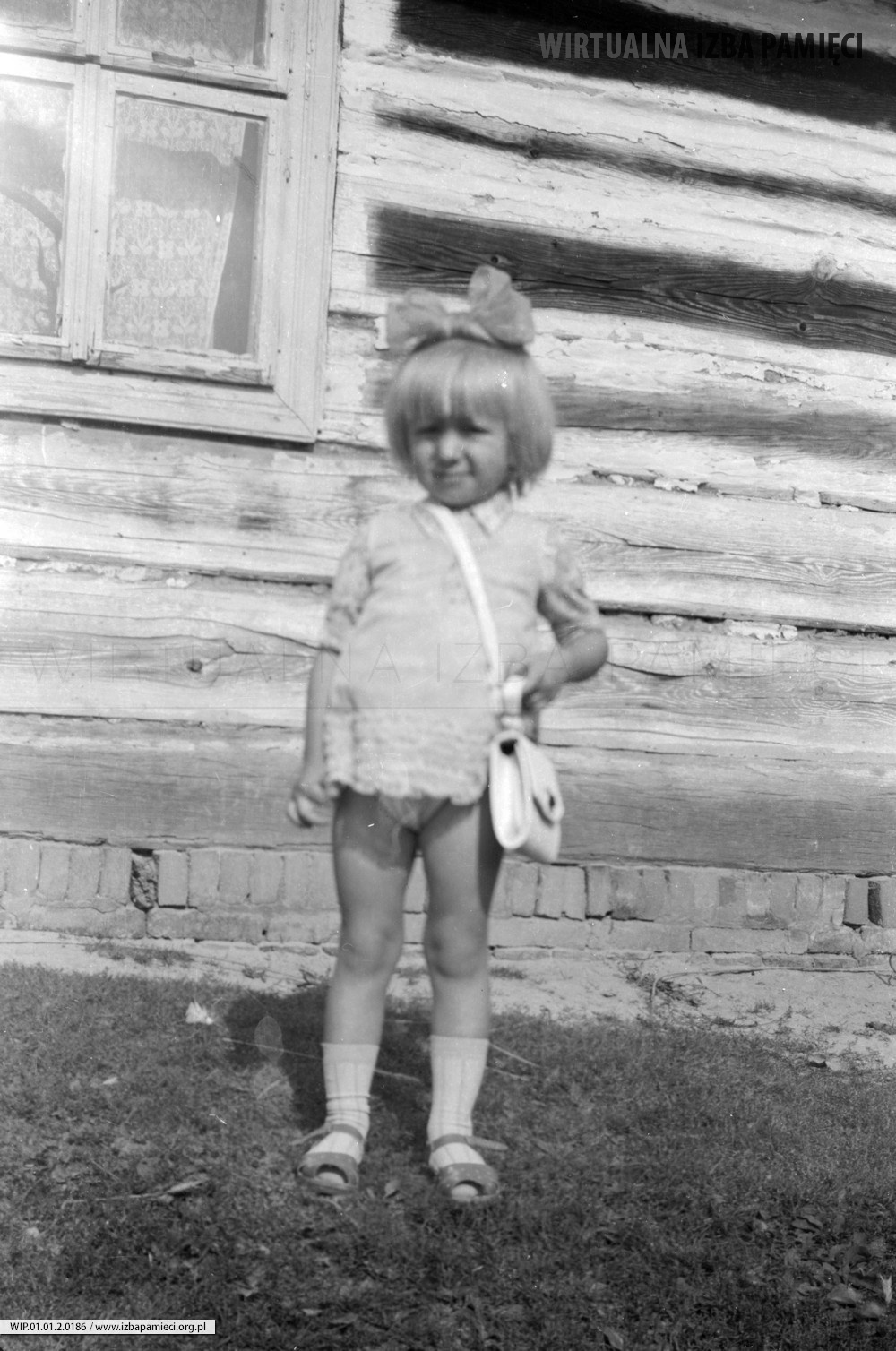 1973. Janina Purcha z dziecięcą torebką