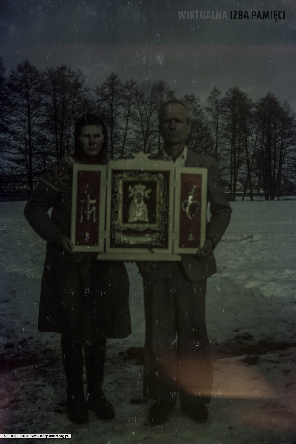 Lata 80. XX wieku. Cecylia i Franciszek Hubacz z Mołodycza z domowym ołtarzykiem