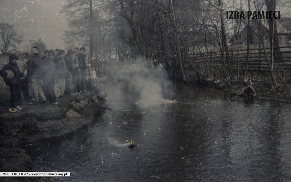 21.03.1986. Uczniowie szkoły w Mołodyczu topią Marzannę w pierwszym dniu wiosny