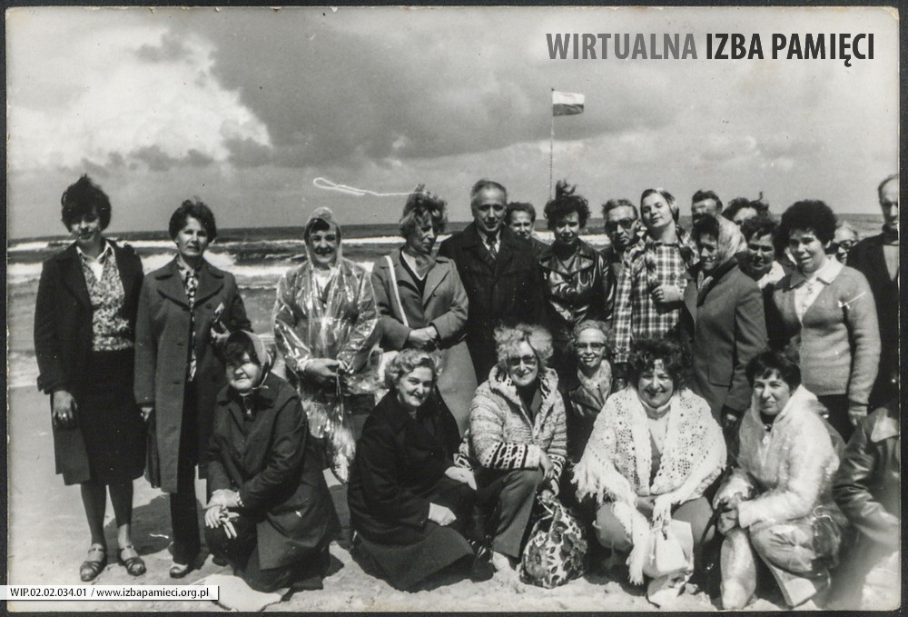 Lata 80. XX w. Kuracjusze sanatorium w Połczynie Zdroju na plaży w Kołobrzegu.