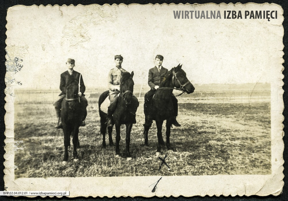 Lata 50. XX w. Trzech mężczyzn na koniach.