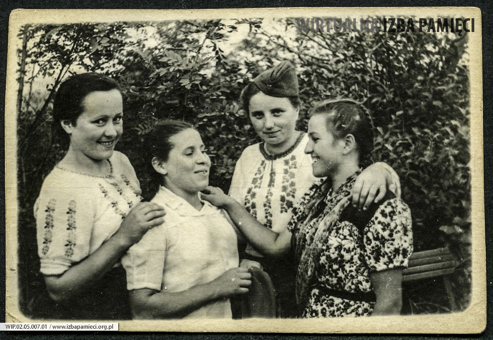 1945. Dziewczęta z Nielepkowic w Besarabii.