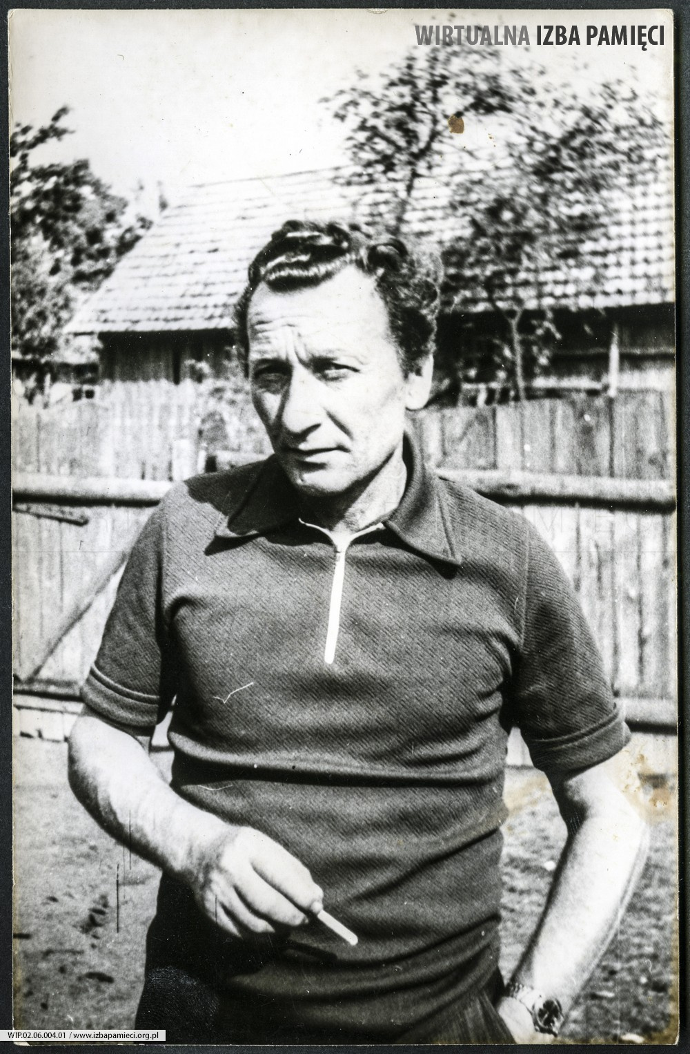 1975. Józef Dudek na podwórzu domu w Nielepkowicach.