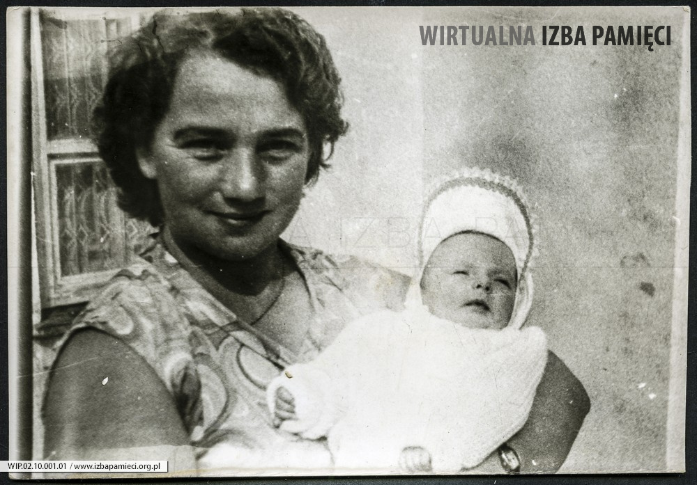 1975. Maria Buczko z chrześnicą. Nielepkowice.