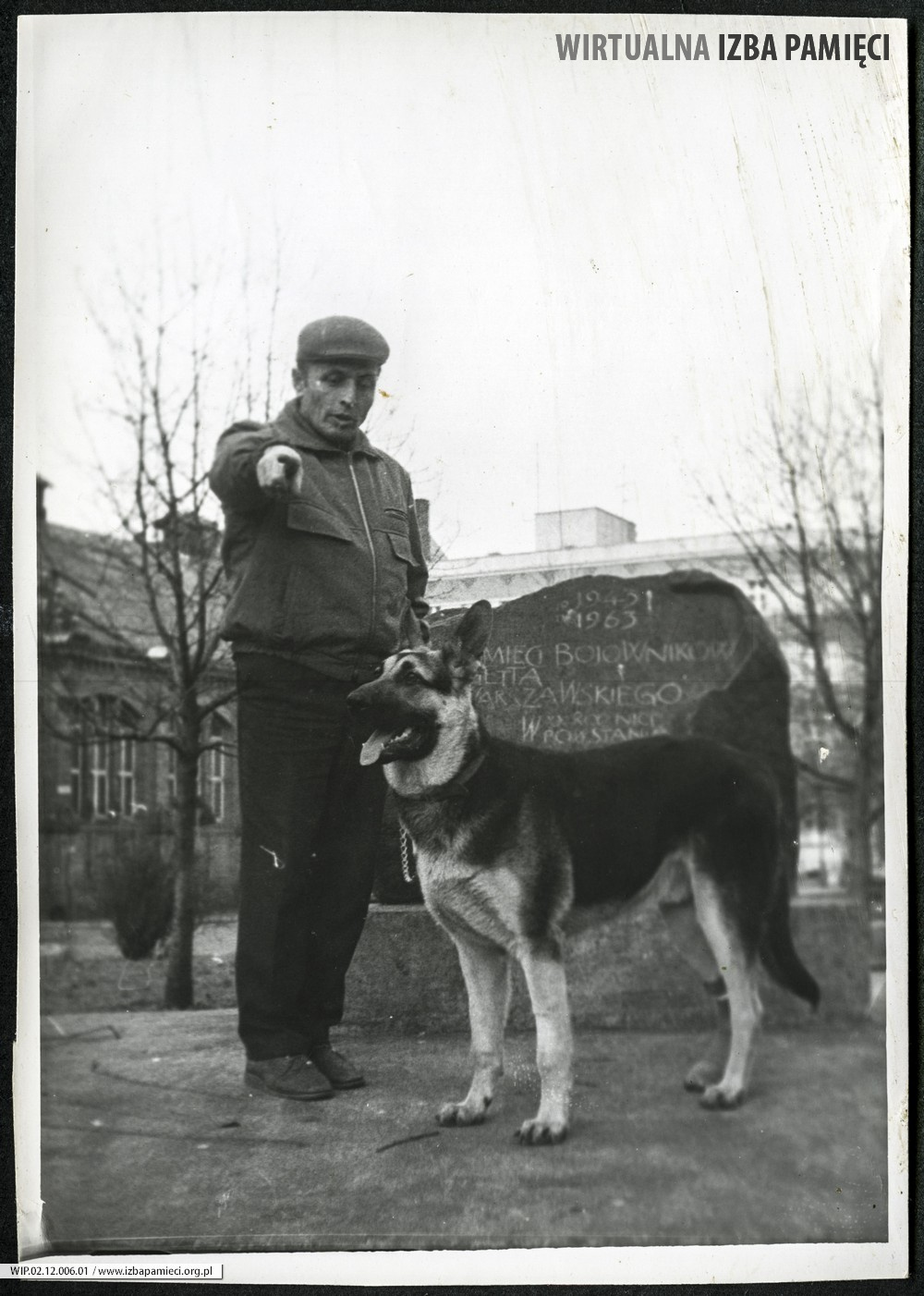 Lata 80. XX w. August Kruk podczas zabawy z psem. Legnica.