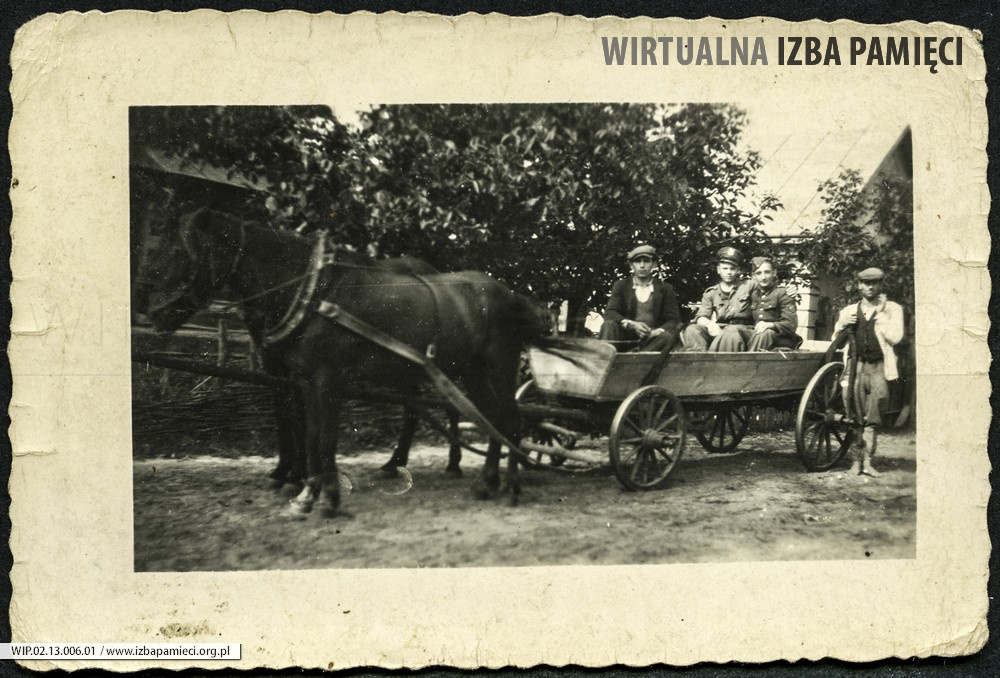 1948. Milicjanci w drodze na wesele w Czerwonej Woli.