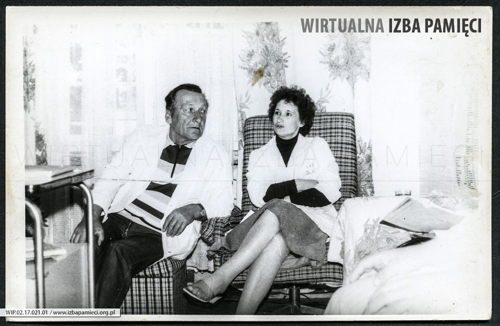 Lata 80. XX w. Józef Dudek w trakcie pracy „na Kościuszki”, z koleżanką z pracy.