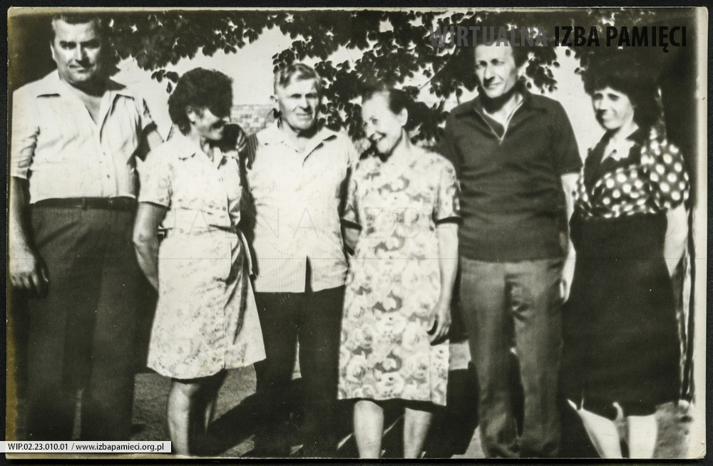 1975. Rodzeństwo Dudek z Manasterza z małżonkami.
