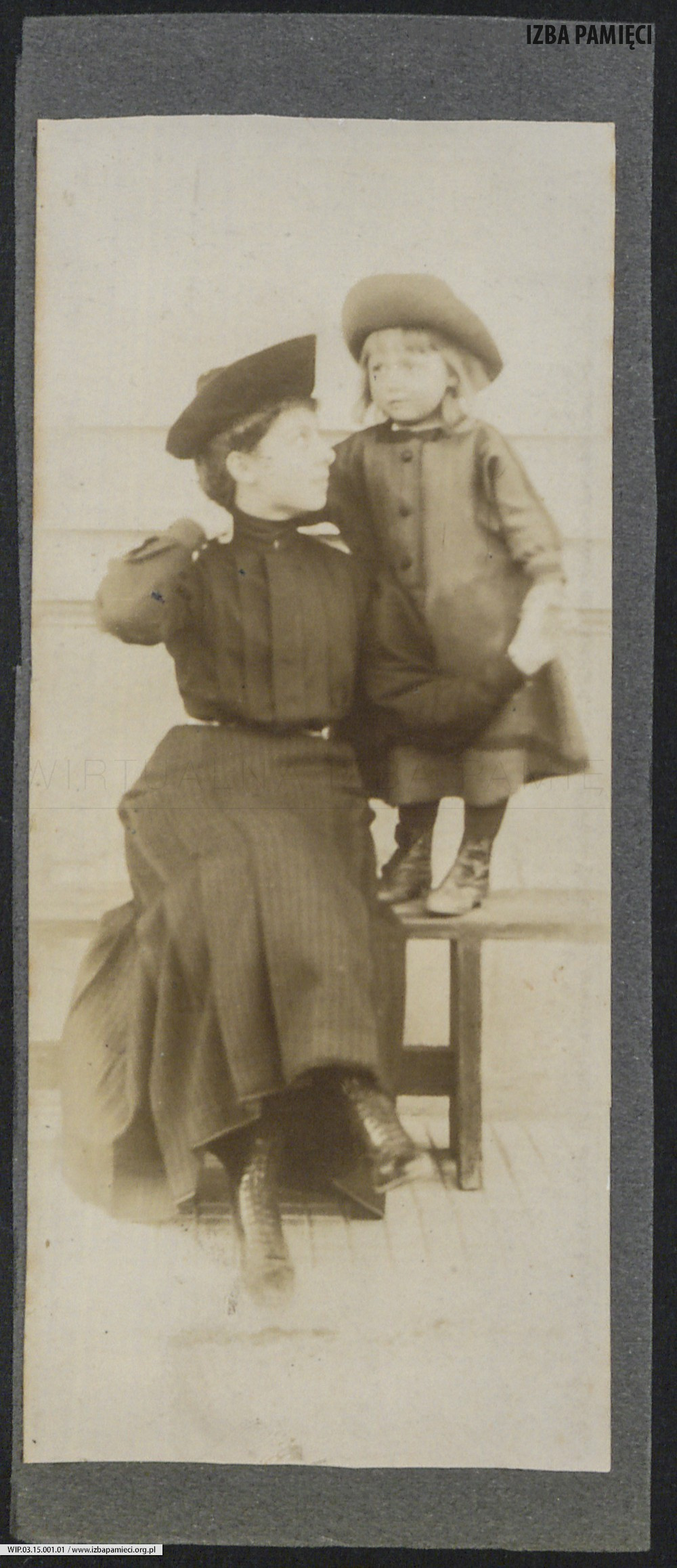 Lata 20. XX w. Fotografia kobiety z dzieckiem.