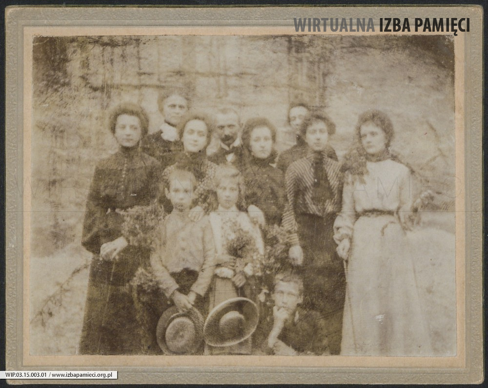 1897. Brzuchowice. Rodzina Wiercińskich. W drugim rzędzie pierwsza od lewej Stefania Ruebenbauer.