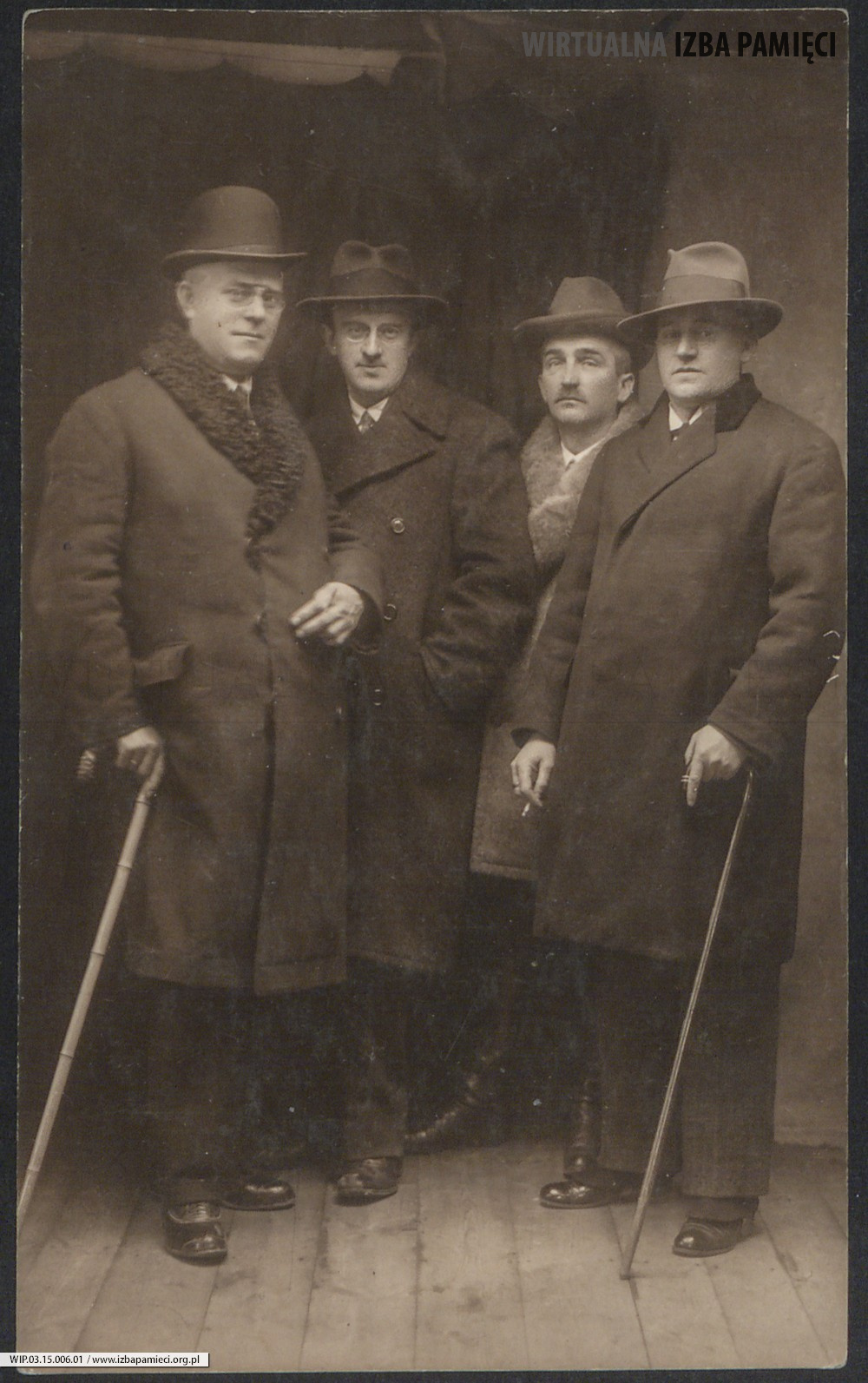 Lata 20. XX w. Grupa mężczyzn w kapeluszach.