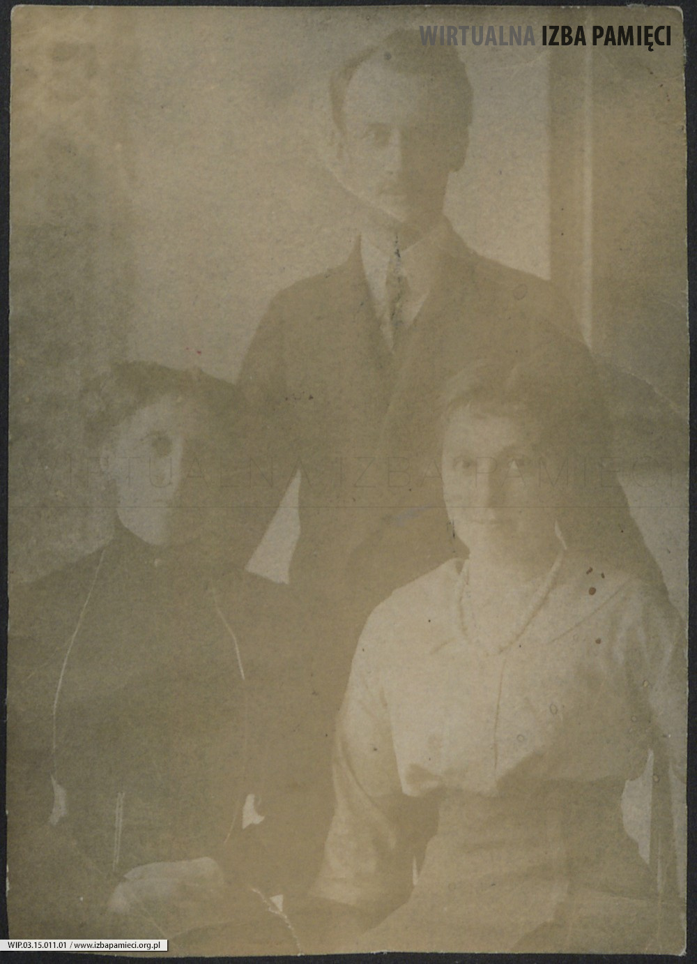 1920. Lubaczów. Maria Kruszyńska (z lewej), Władysław Ruebenbauer i Józefa Ruebenbauer.
