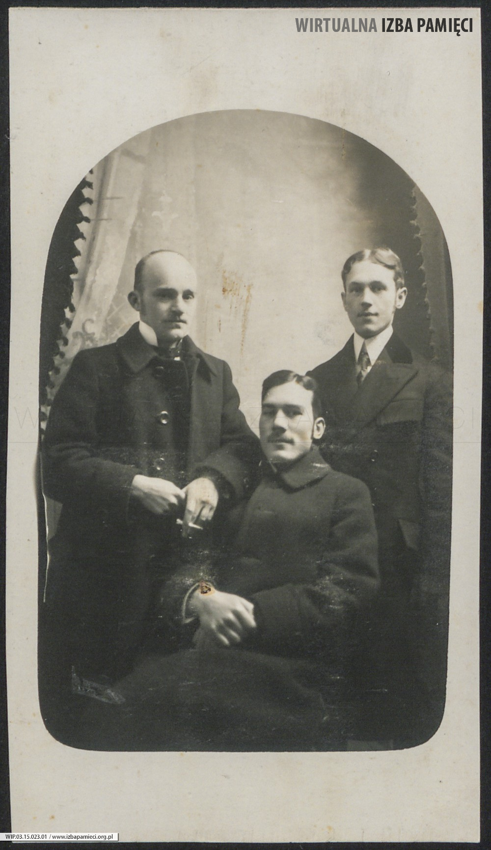 Lata 20. XX w. Fotografia trzech mężczyzn. Pierwszy z lewej Ludwik Mołoń.
