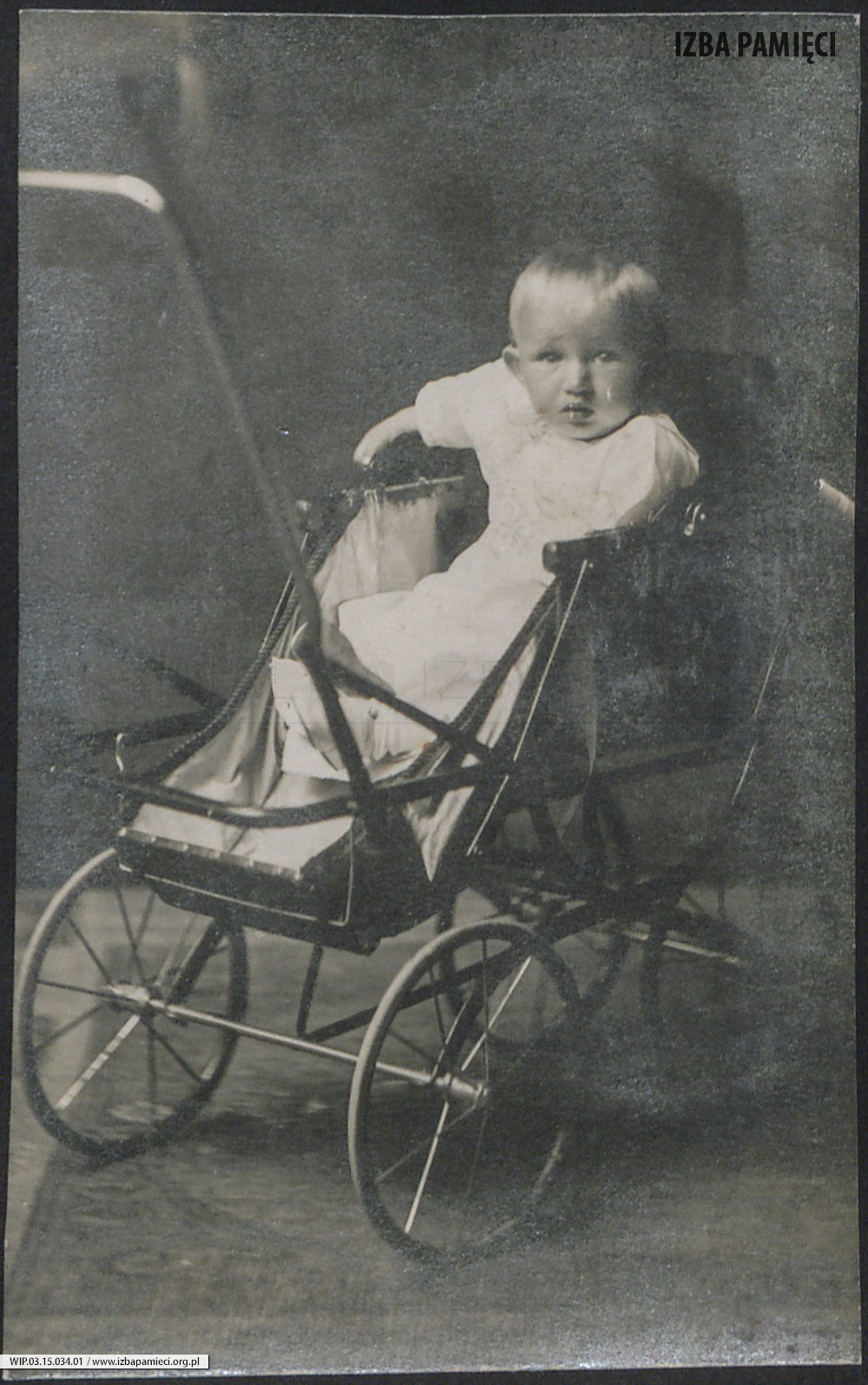 Lata 20. XX w. Fotografia dziecka w wózku.
