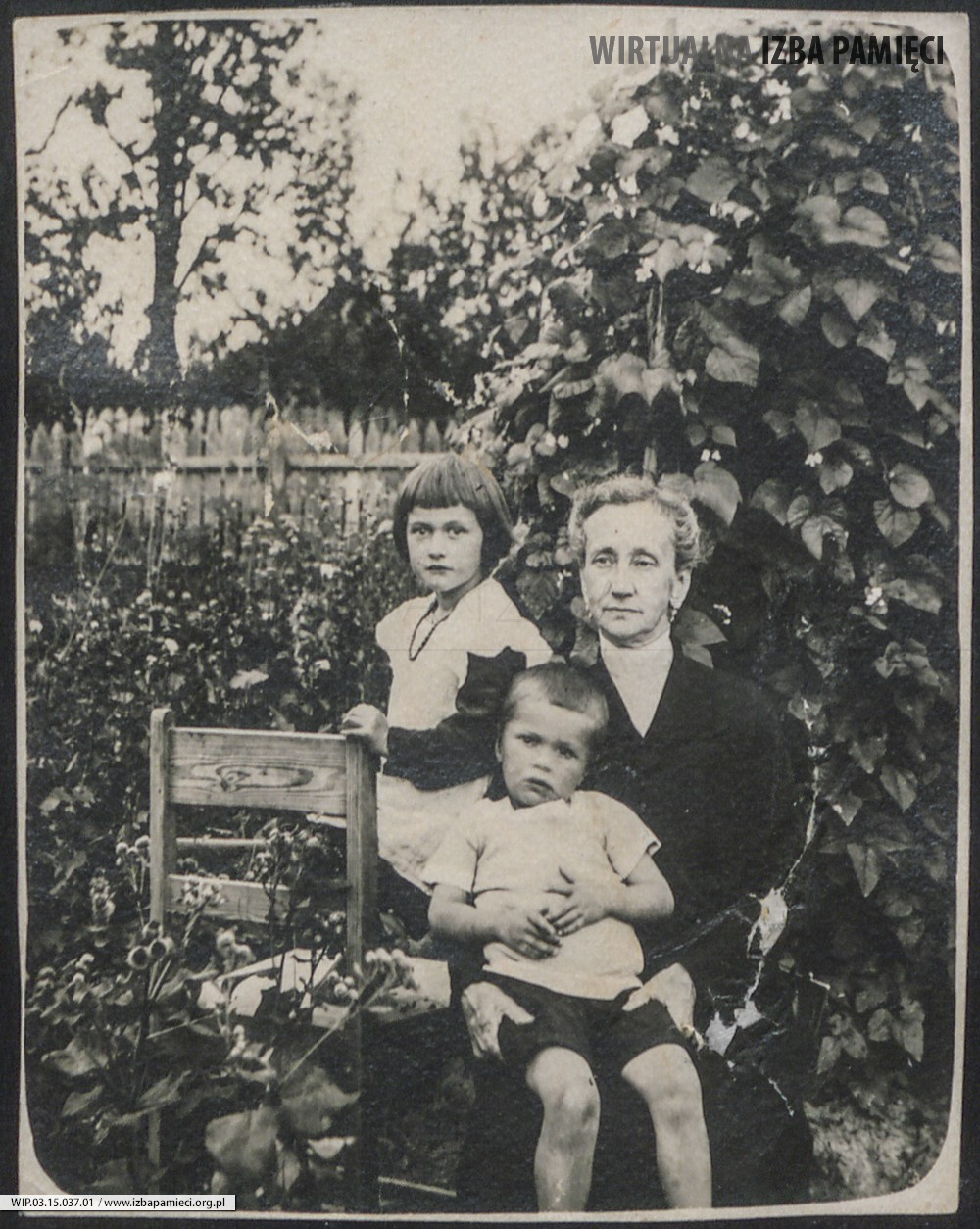 1918. Lubaczów. Maria, Aleksandra i Stanisław Ruebenbauerowie w ogrodzie.