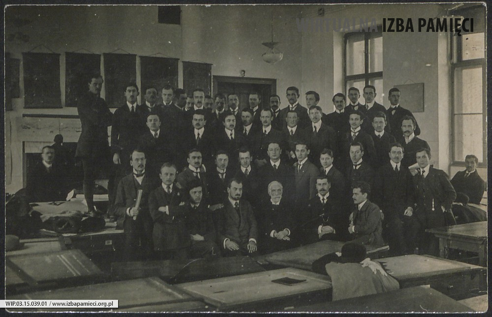 1912-1913. Lwów. Władysław Ruebenbauer (trzeci rząd piąty od lewej) w czasach studiów na Politechnice we Lwowie.