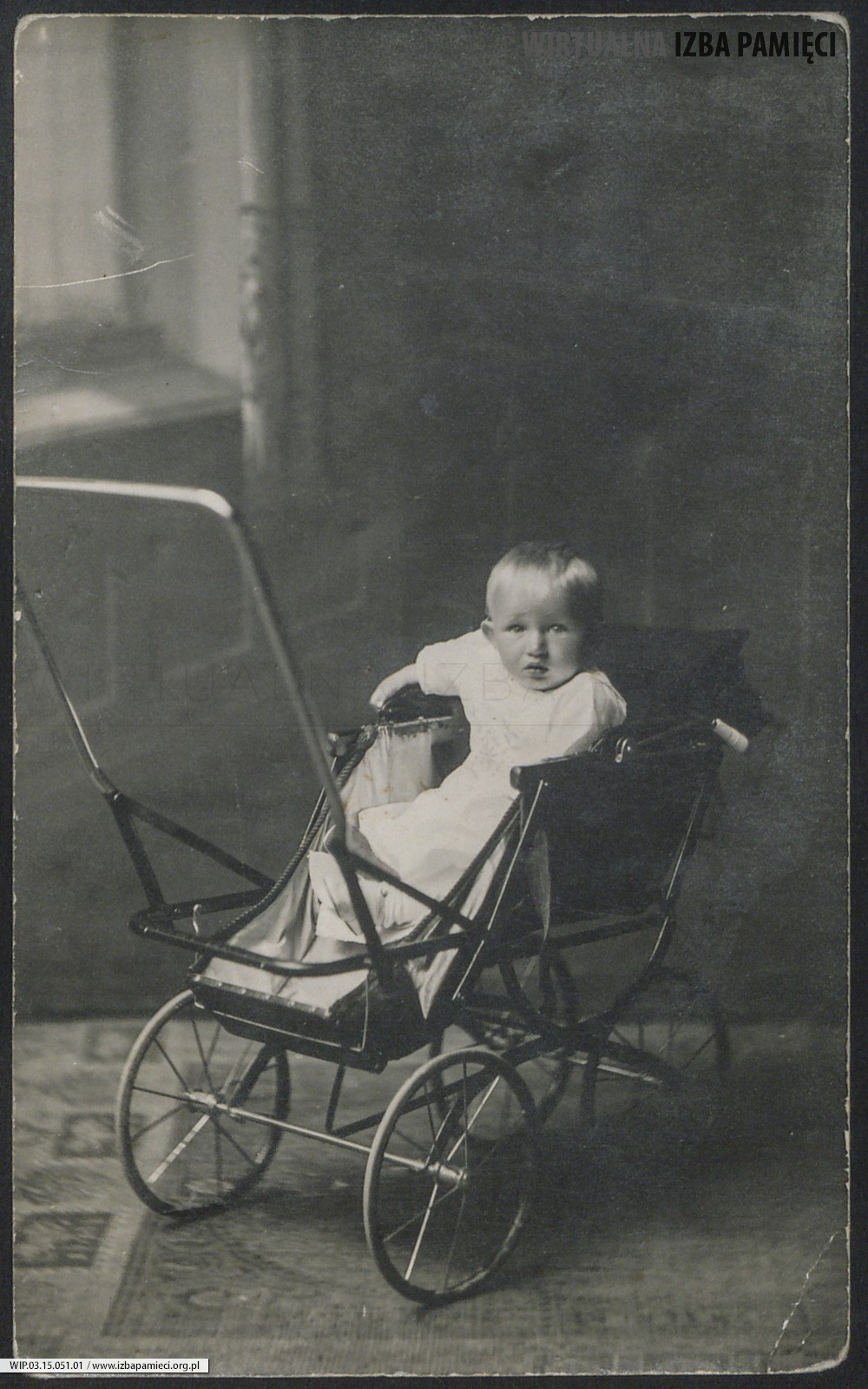 Lata 20. 20. w. Fotografia dziecka w wózku.