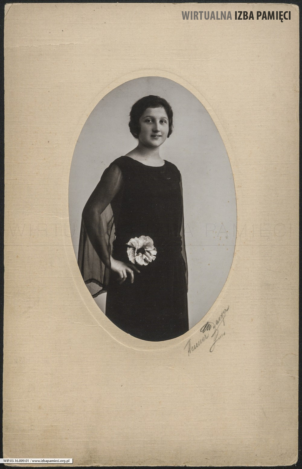 1920. Lwów. Fotografia portretowa Jadwigi Lubienieckiej - Smulikowskiej.