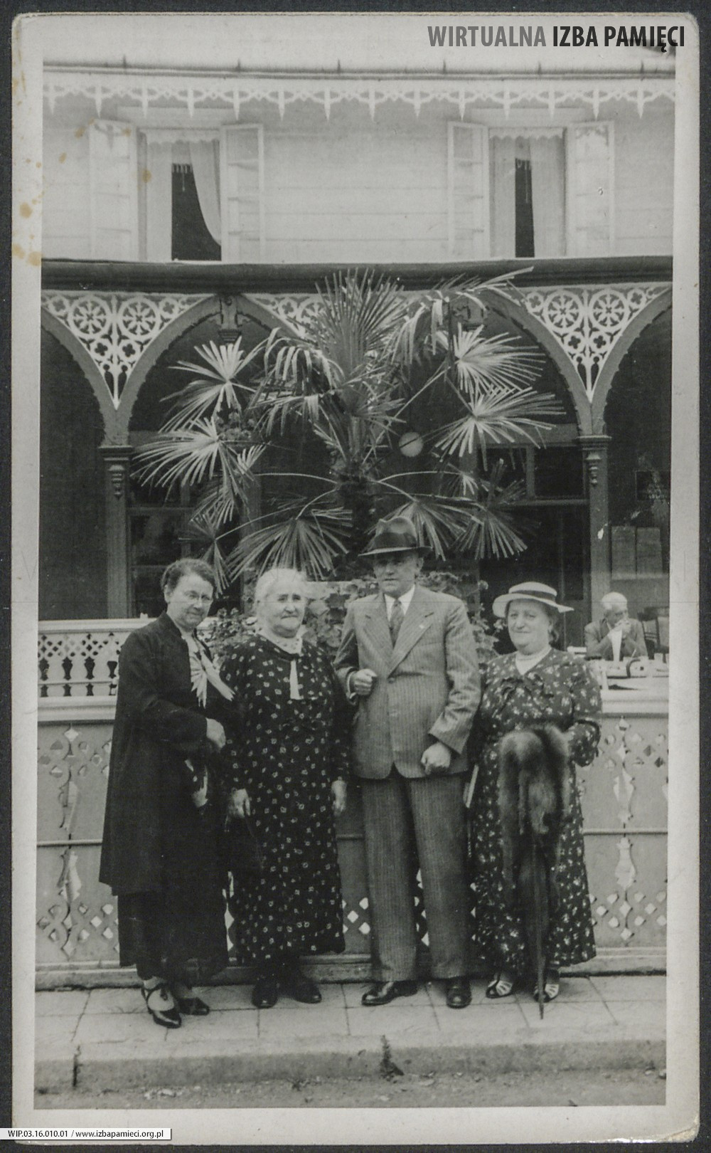 Lata 30. XX w. Fotografia trzech kobiet z mężczyzną.