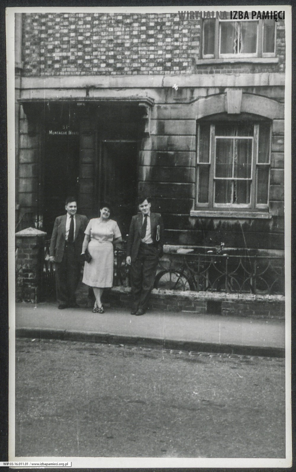 Lata 30. XX w. Fotografia dwóch mężczyzn z kobietą.
