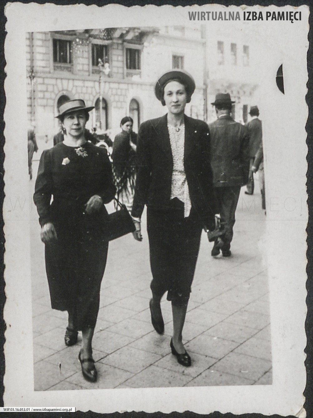 1938. Lwów. Zofia z Ruebenbauerów  - Czernowa (z lewej) i Maria Ruebenbauer.
