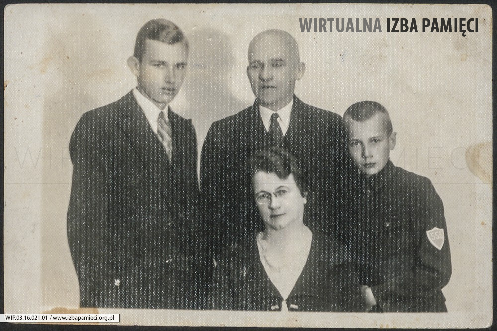 Lata 30. XX w. Portret rodzinny. Kazimierz, Ludwig, Lesław i Teresa Mołoń.