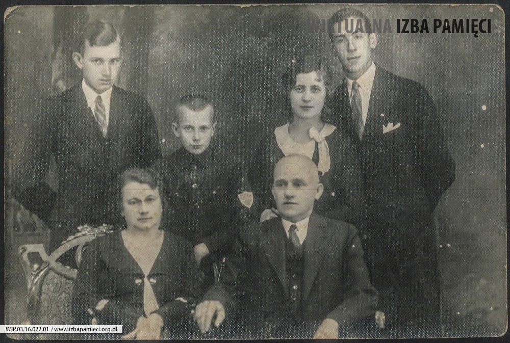 Lata 30. XX w. Portret rodzinny. Od lewej: Kazimierz, Lesław, siedzą: Ludwik i Teresa Mołoń.