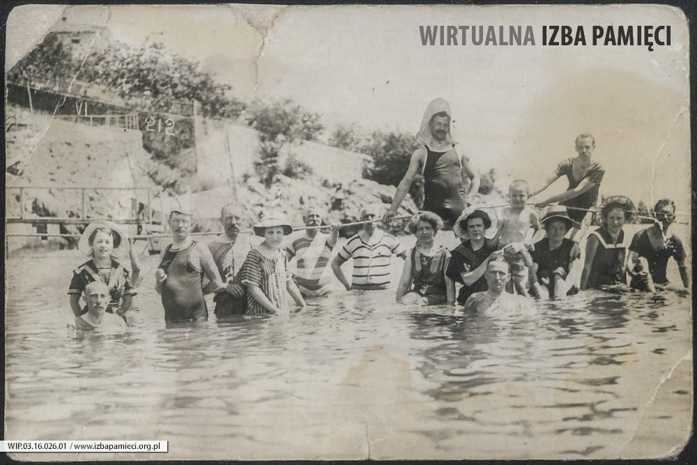 1911. Lozanna. Grupa osób w wodzie.