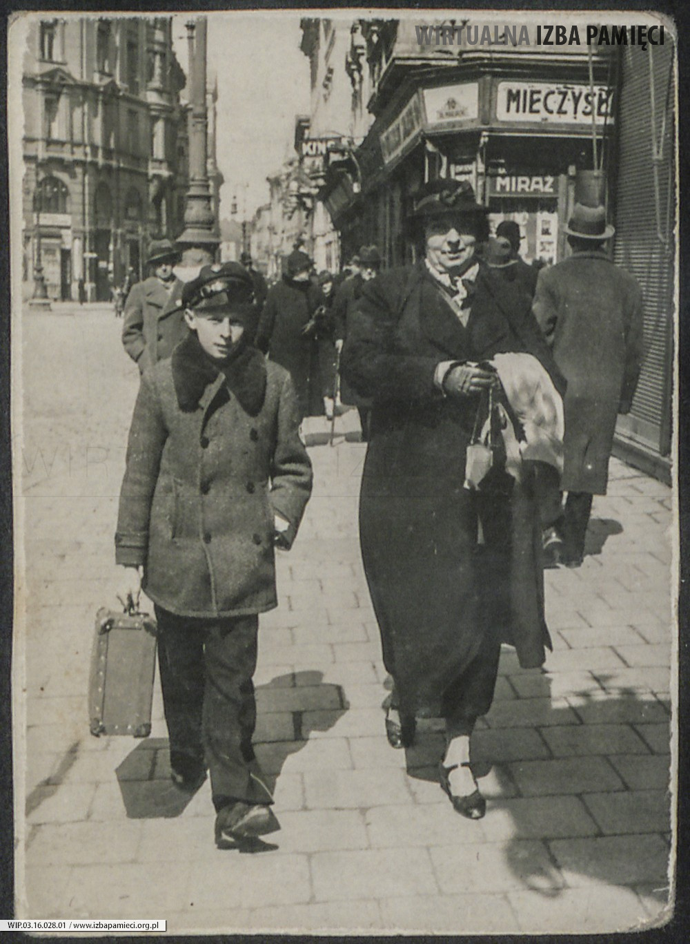 1930. Lwów. Jan i Józefa Ruebenbauer (Kruszyńska) na jednej ze lwowskich ulic.