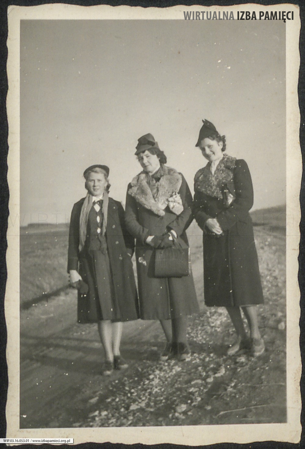 Lata 30. XX w. Fotografia trzech kobiet.