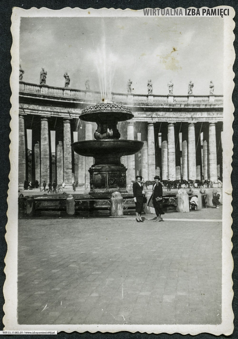 1938. Rzym. Kolumnada przed Bazyliką Św. Piotra.