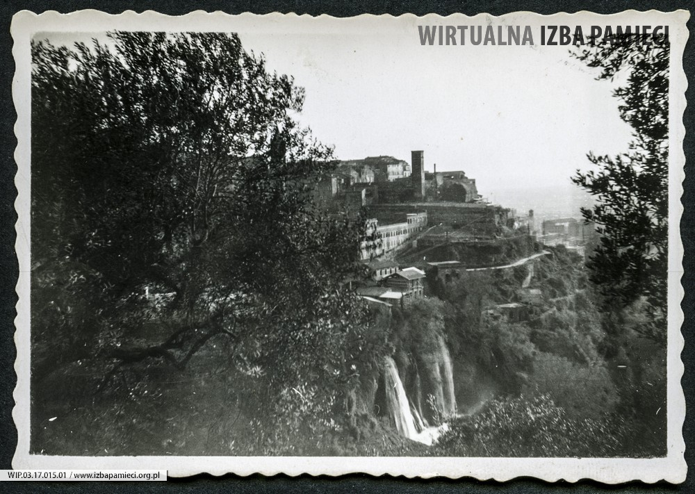 1938. Tivoli (Włochy). Widok na drogę prowadzącą do Willi d`Este w Tivoli niedaleko Rzymu.