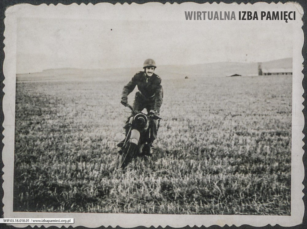 1946. Szkocja. Stanisław Ruebenbauer na motorze.