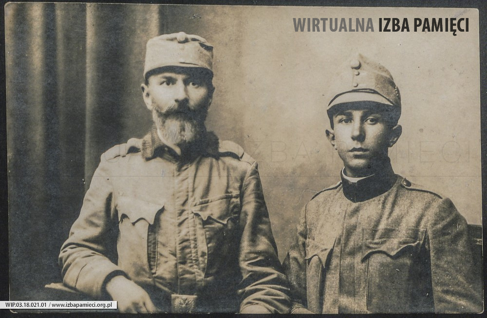 1916. Fotografia dwóch żołnierzy.