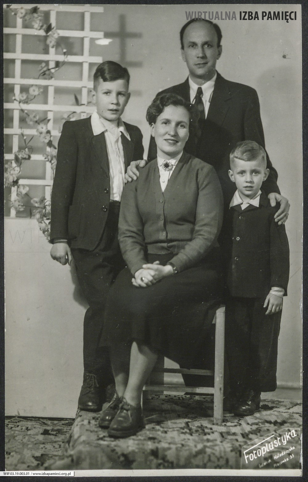 1954. Gdańsk. Wacława i Stanisław Ruebenbauerowie z synami.