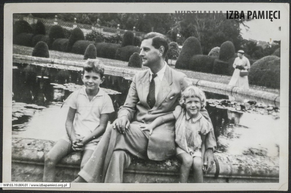 1955. Anglia. Fotografia mężczyzny z dziećmi.