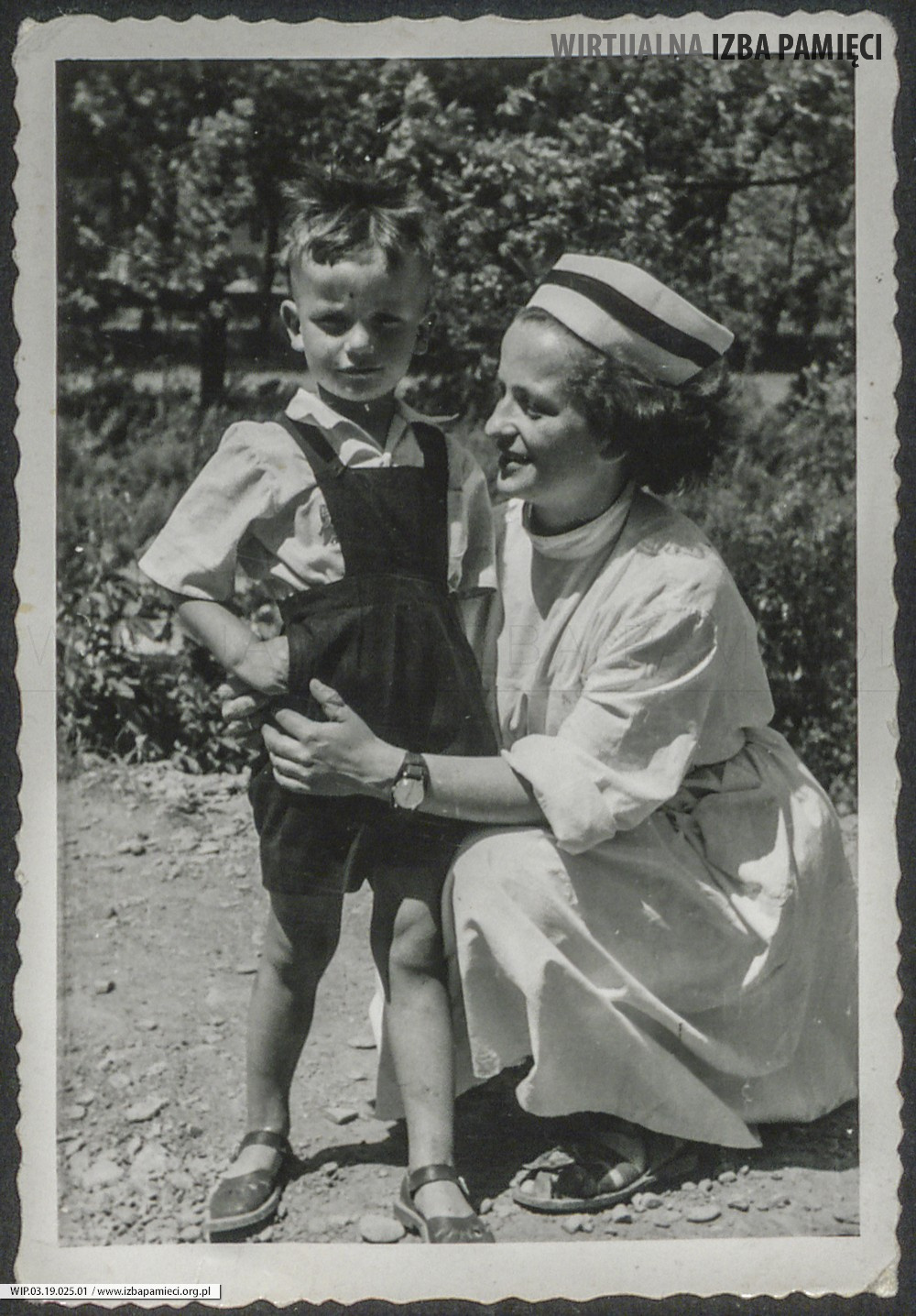 Lata 50. XX w. Fotografia kobiety z chłopcem.
