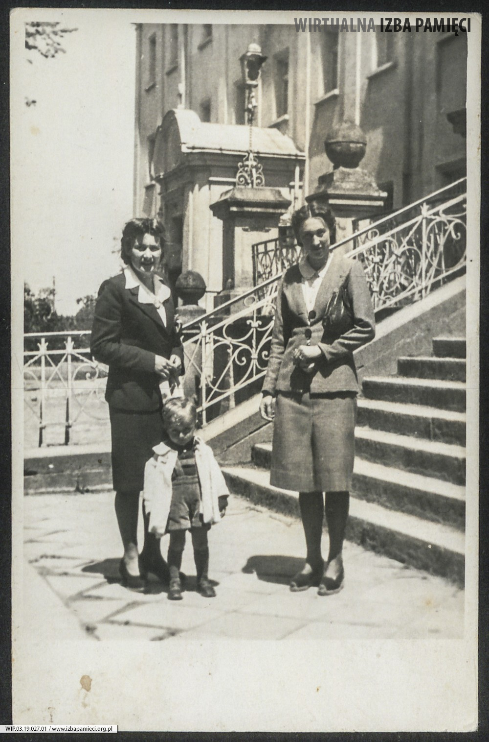 1943-44. Stara Wieś koło Brzozowa. Maria Ruebenbauer (z prawej) z koleżanką Lidką.
