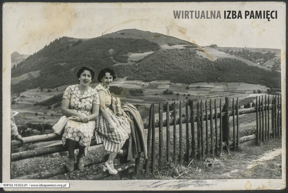 1957. Szczawnica. Fotografia kobiet  na tle panoramy gór.