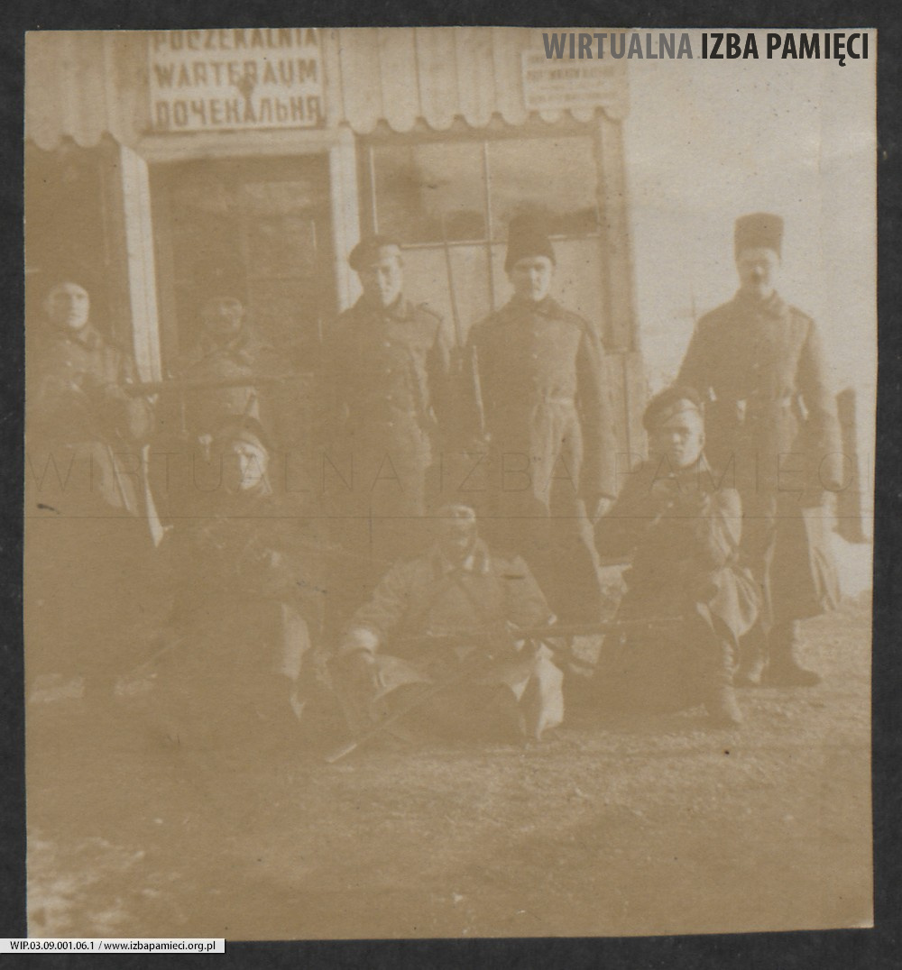 1914. Galicja. Żołnierze rosyjscy przed poczekalnią stacji kolejowej na obszarze zaboru austriackiego.