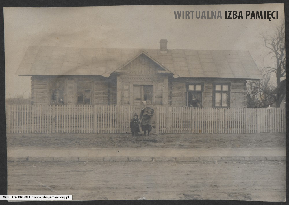1920. Lubaczów. Opiekunka trzymająca na ręku Stanisława Ruebenbauera, obok stoi Maria Ruebenbauer. W oknie Józefa Ruebenbauer.