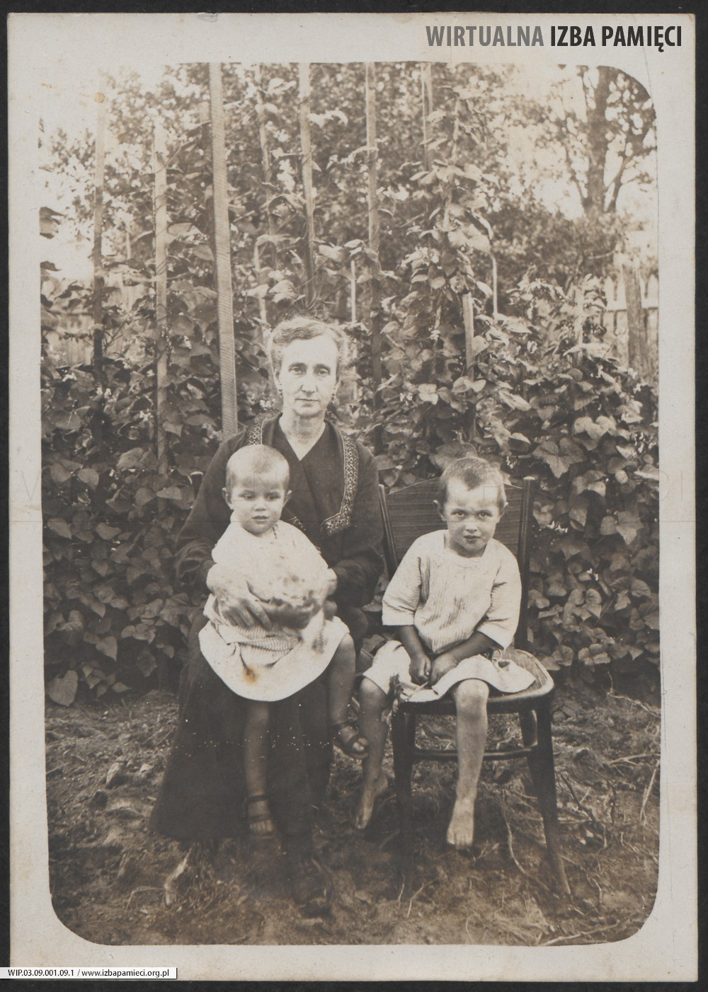 1920. Lubaczów. Maria i Stanisław Ruebenbauer w ogrodzie z Aleksandrą z Teppów Ruebenbauerową.