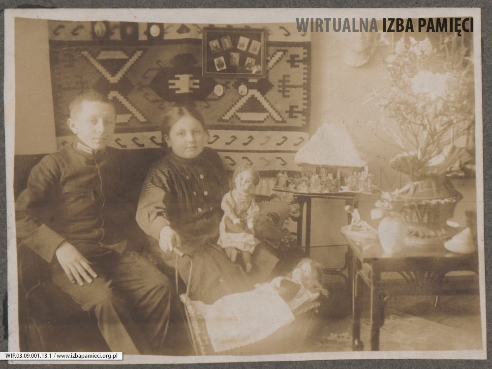 1914. Kulparków. Stanisław Kruszyński z siostrą Heleną trzymającą lalki.