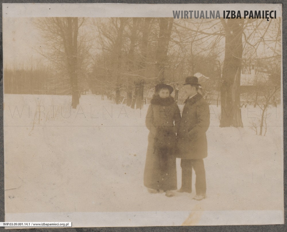 1915. Kulparków. Józefa Ruebenbauer z Władysławem Ruiebenbauerem podczas zimowego spaceru w parku w Kulparkowie.