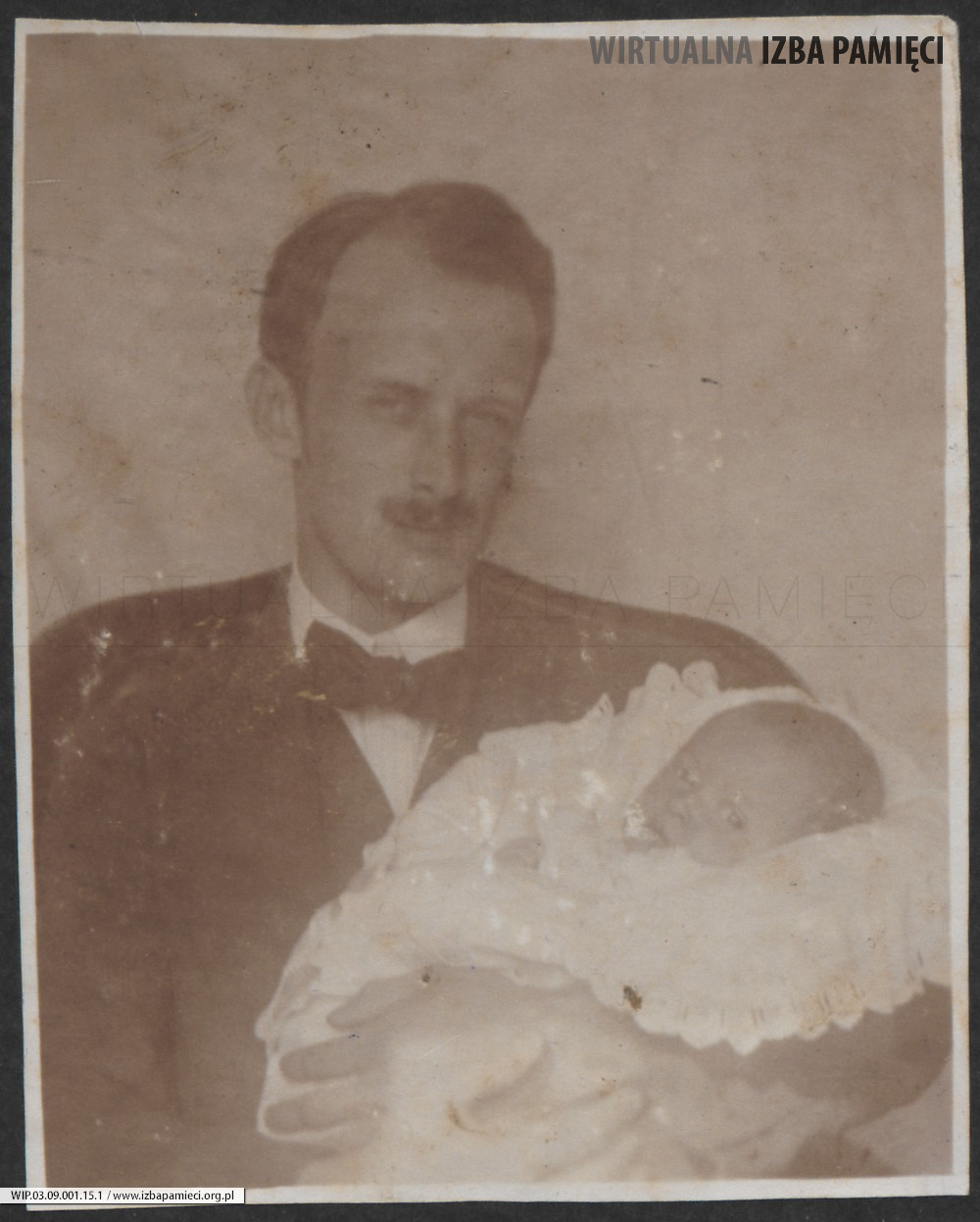 1915. Lwów. Władysław Ruebenbauer z córką Marią w dniu jej chrztu.