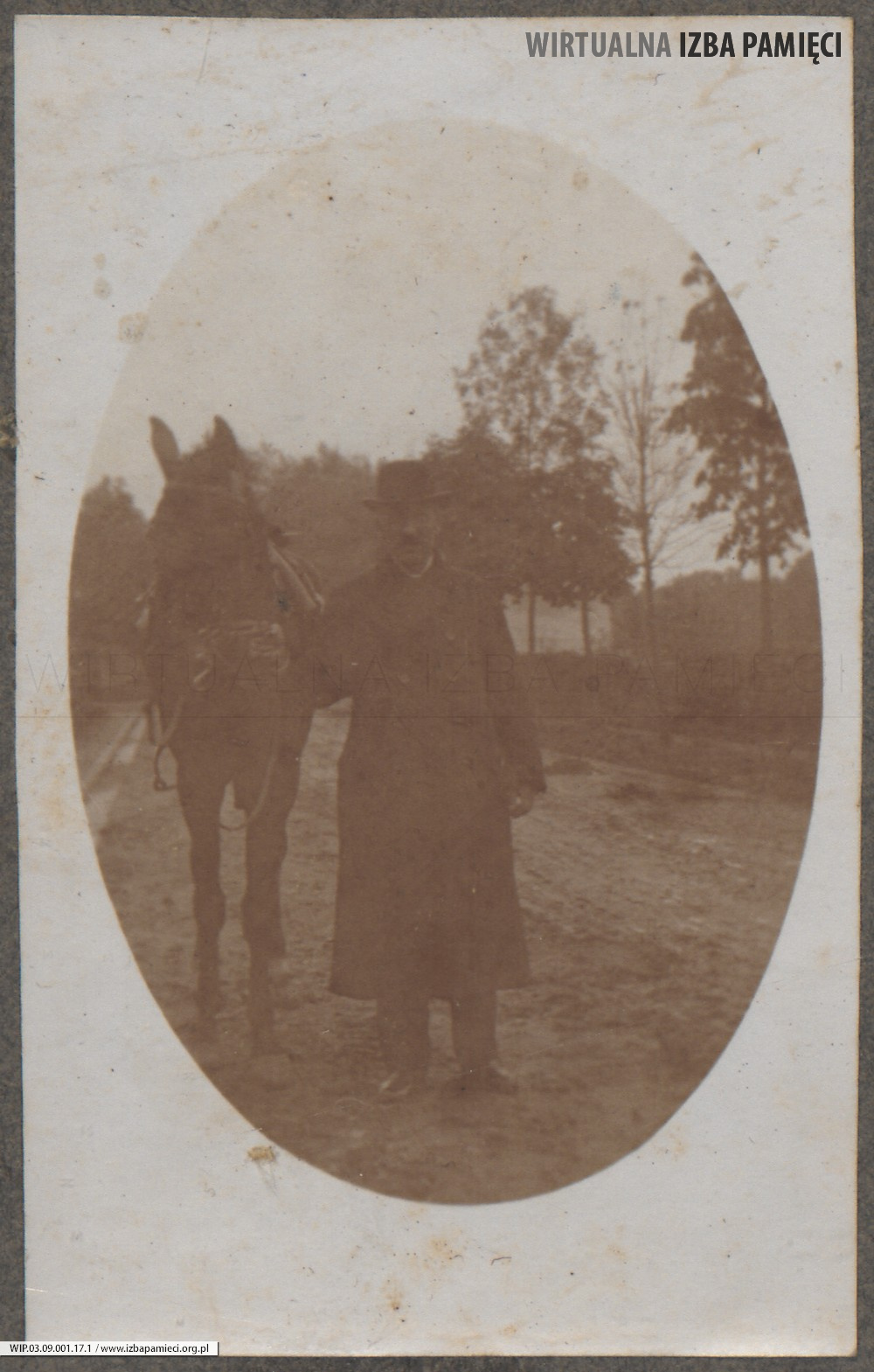 Mężczyzna trzymający konia.