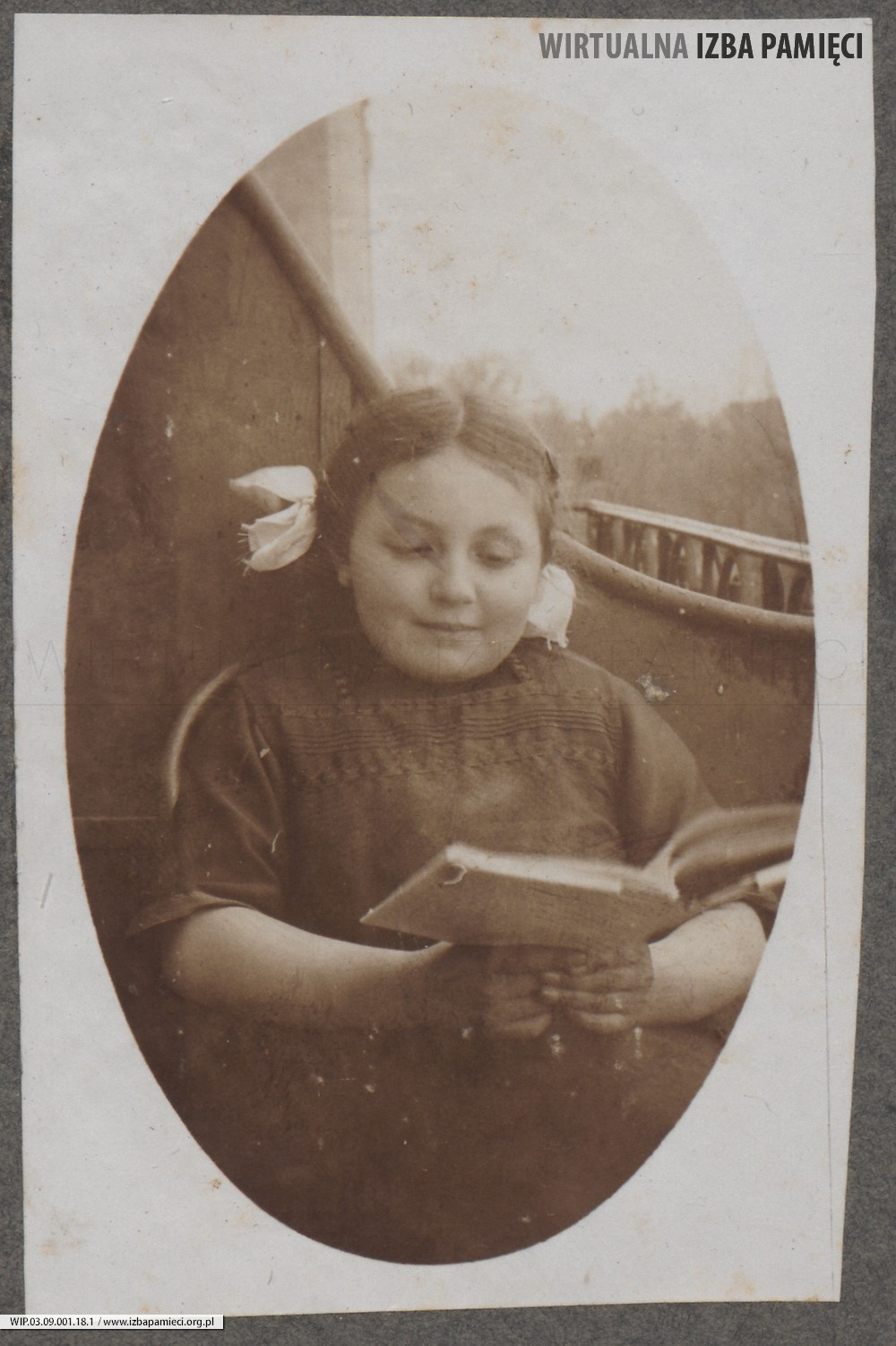 1914. Kulparków. Helena Kruszyńska czytająca książkę.