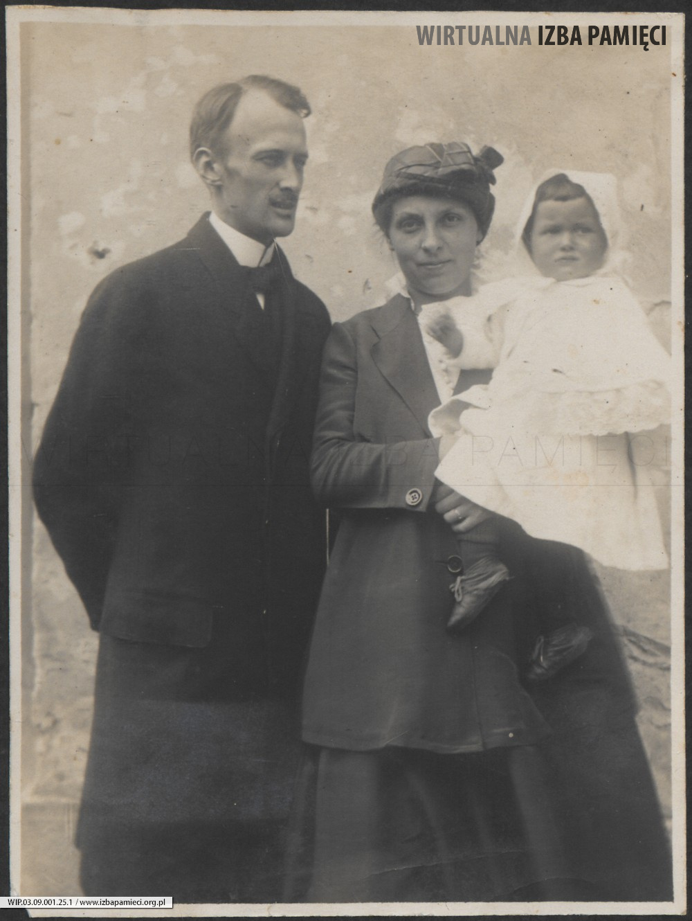 1916. Lwów. Józefa Ruebebnauer z córką Marią i mężem Władysławem Ruebenbauerem
