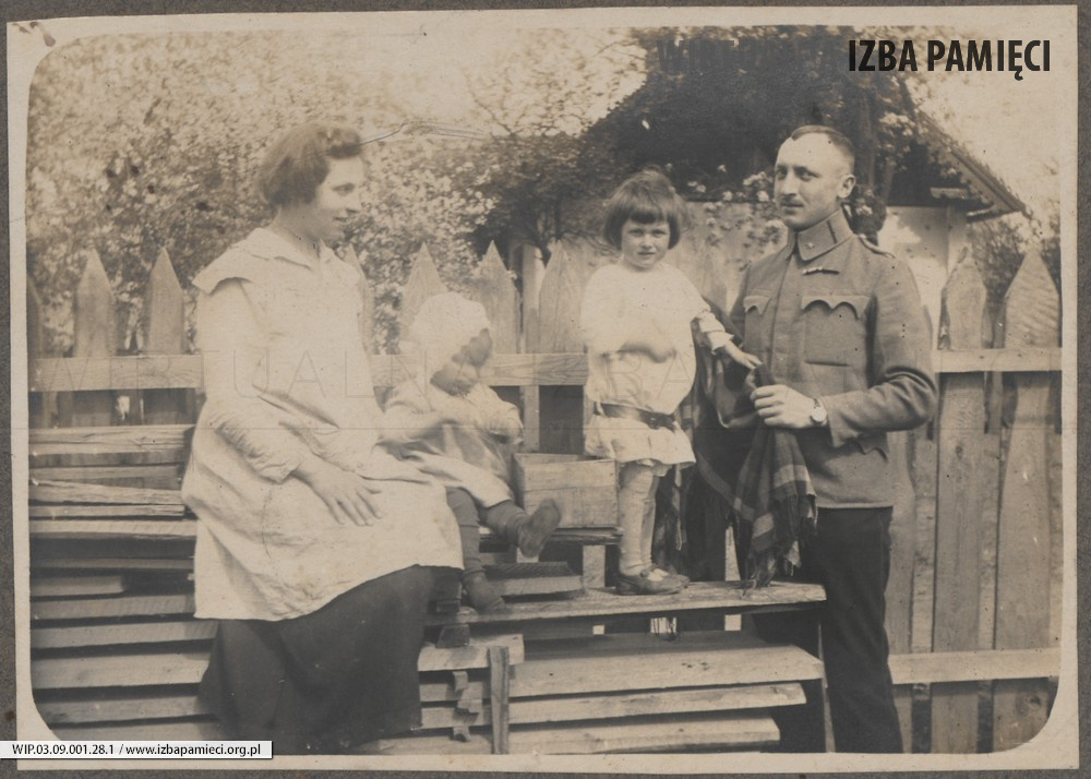 1918. Lubaczów. Józefa Ruebenbauer z dziećmi: Stanisławem i Marią. Obok Stoi brat Józefy Stanisław Eminowicz.